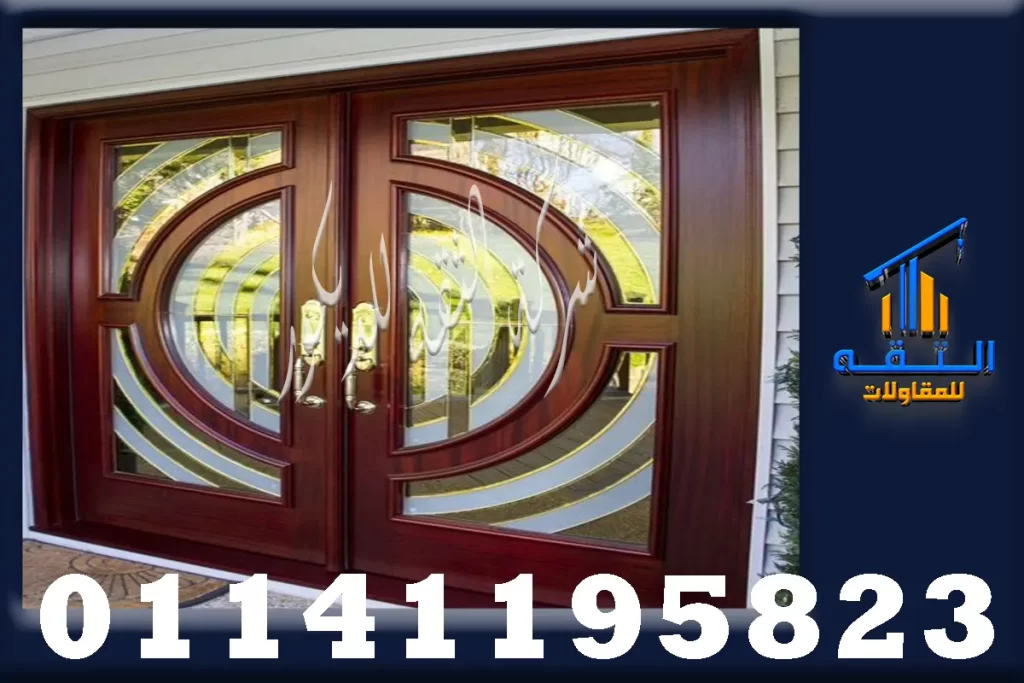 مقاول أبواب خشب خارجية ينفذ باب فيلا بتفاصيل قوية ومظهر أنيق