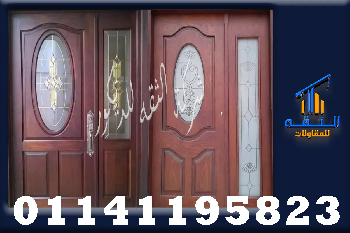 باب فيلا خشب بيتش باين مصمت بتفاصيل قوية وتشطيب مميز